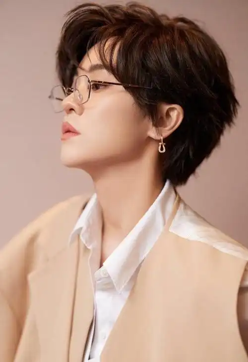 郁可唯中性风穿搭,短发搭配金丝眼镜,复古时尚大片,少年感满满,太养眼