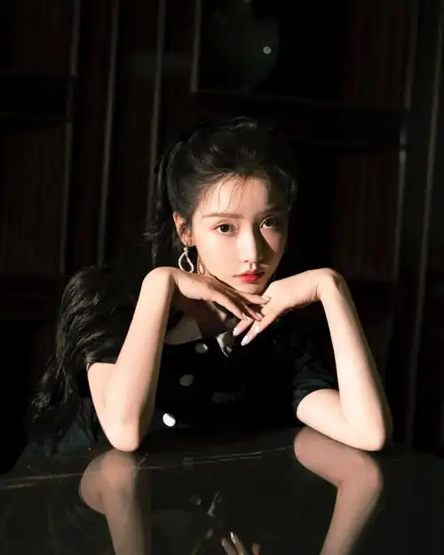 姜贞羽俏皮黑色搭配写真图片