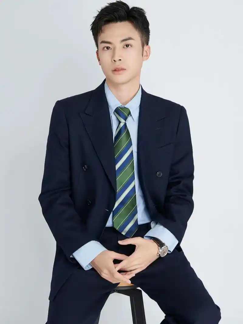 28岁男生职业形象照 9828岁男生职业形象照怎么拍?