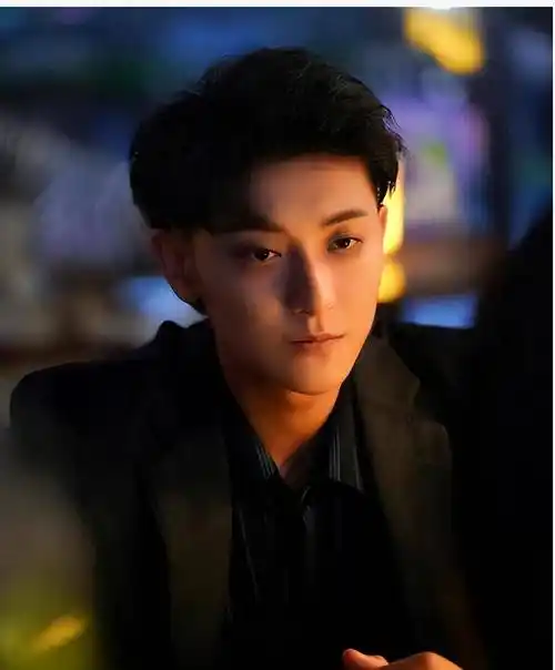 黄子韬与徐艺洋疑似喜结连理全程未带助理随行网友盼月亮