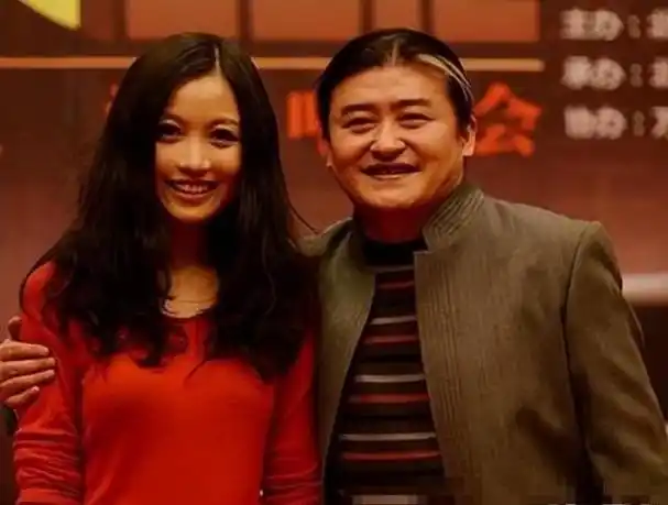 刘欢夫妇家宴罕曝光!10几人把酒言欢,吉克隽逸穿短裙被嘲没教养