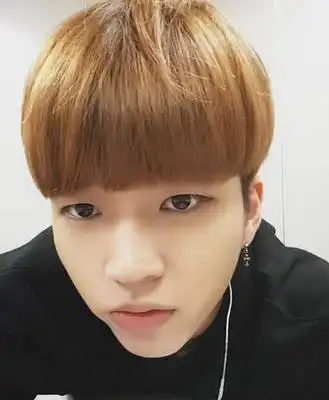 较为圆润的锅盖头,黄棕色头发很潮,南优铉演绎出来很有青春学生feel