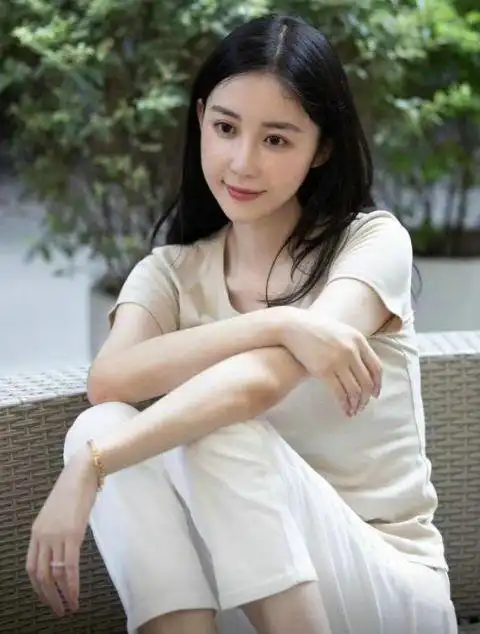 宣云在拍照的时候,全程婚戒不离手,暗戳戳与老公秀恩爱,甜翻众人.