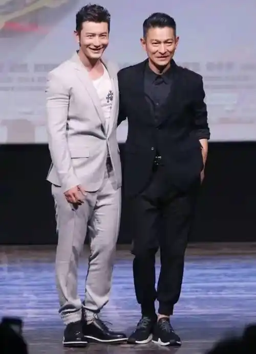 黄渤身高172cm,从照片上看黄晓明比黄渤高了3-4cm,黄晓明和黄海波在拍