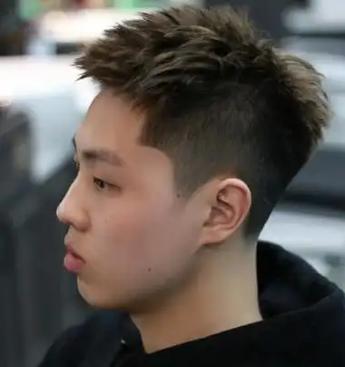 同样是美式渐变铲青发型,刘海部分烫纹理弧度并打造出立体翘卷,与众不