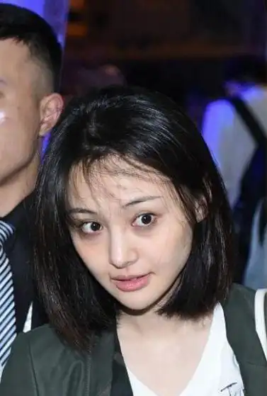 郑爽的脸容真想像不到的网友这黑眼圈这么重有点吓人呢