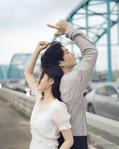 情侣姿势大全拍照(情侣怎么拍照片摆姿势好看)(1)