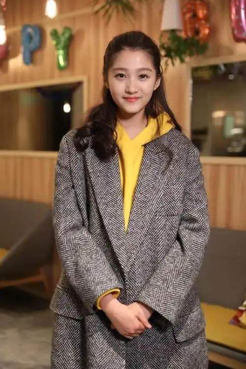 关晓彤背景人脉深扒!京圈格格「瓜尔佳氏」名副其实!鹿晗高攀她