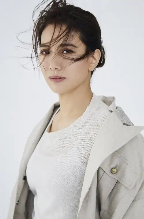 袁咏仪时尚率性杂志写真大片