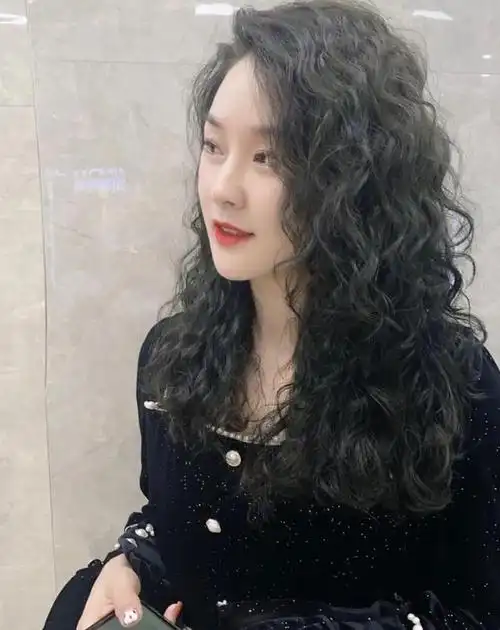 头发细软少发型怎么选?烫小卷就对了,不论长短都很美