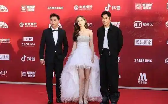 佟丽娅走红地毯穿增高鞋显身高,男明星爱面子也够拼的_郑恺_嘉宾_白色