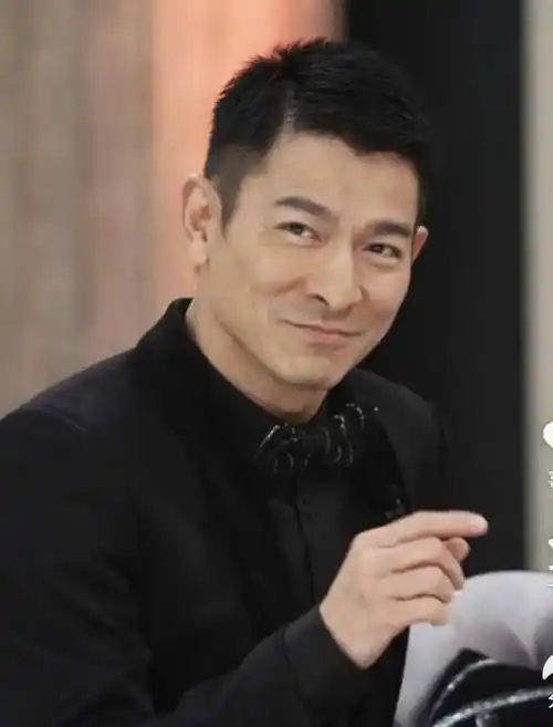 61岁刘德华素颜曝光,满手是血,长相引发热议!_华哥_状态_孩子