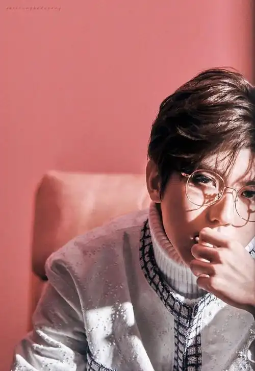 240218蔡徐坤粉色写真引网友热议吸睛实力不容小觑