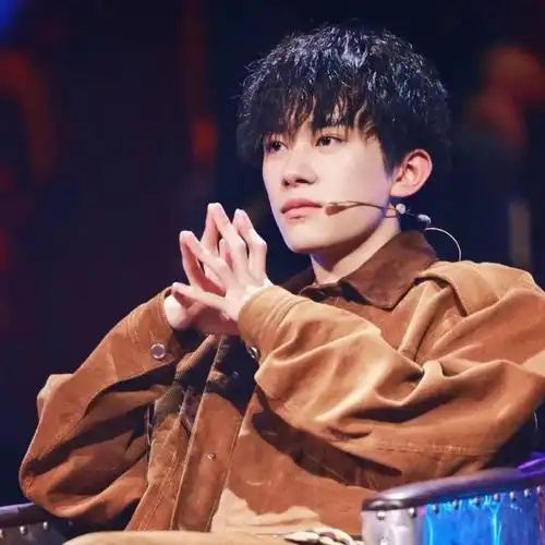 锡纸烫的男生, 头发要有点长度,想要修饰额头, 可以尝试这款刘海中分