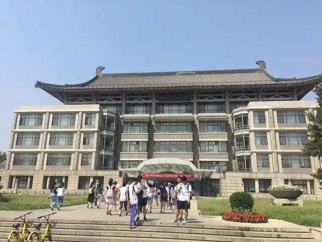 北大校园环境优美,文化底蕴深厚