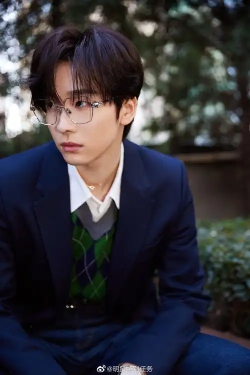 连淮伟学院风造型