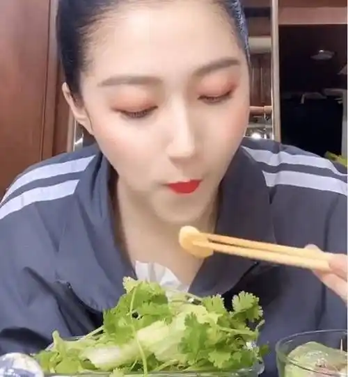 关晓彤吃的三明治火了,别人都用面包片,看到她的粉丝哭了_女明星_漂亮