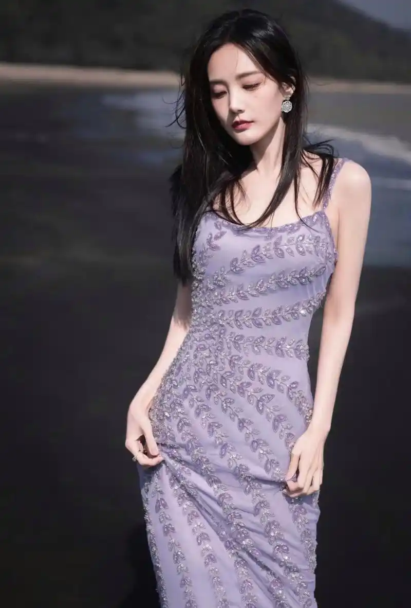 美女李一桐,身着紫色包臀裙,海边性感写真,身材纤细,火辣迷人.