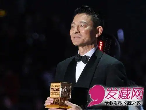 刘德华给exo颁奖帅气的分头发型尽显绅士风范