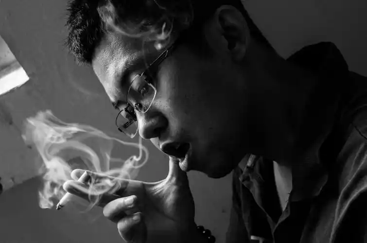 南京吸烟的男人
