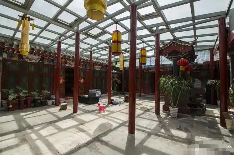 据了解,王刚的豪华四合院位于北京市中心的一个高档小区,占地面积较大