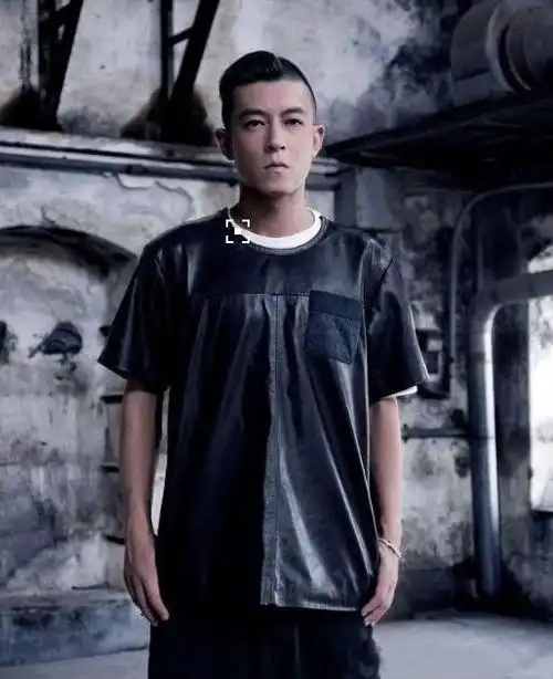 冠希素颜登杂志,面色暗黄变化巨大,气质路人五官一般,真老了|t恤|寸头