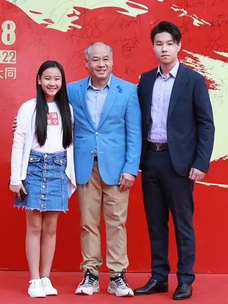 体操王子李宁带女儿去体操学校女儿笑得好甜李宁请教练吃饭