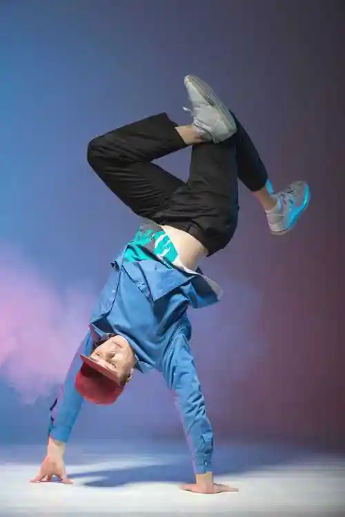 年轻的女舞者图片-年轻貌美的舞者素材-高清图片-摄影照片-寻图免费