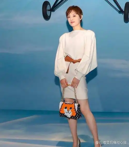 孙俪真有"娘娘"气质,风衣搭牛仔裤美得端庄高贵,照穿优雅贵妇