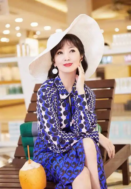 冻龄女神赵雅芝晒最新写真,与40年前的差别多大_照片_时候_中国香港