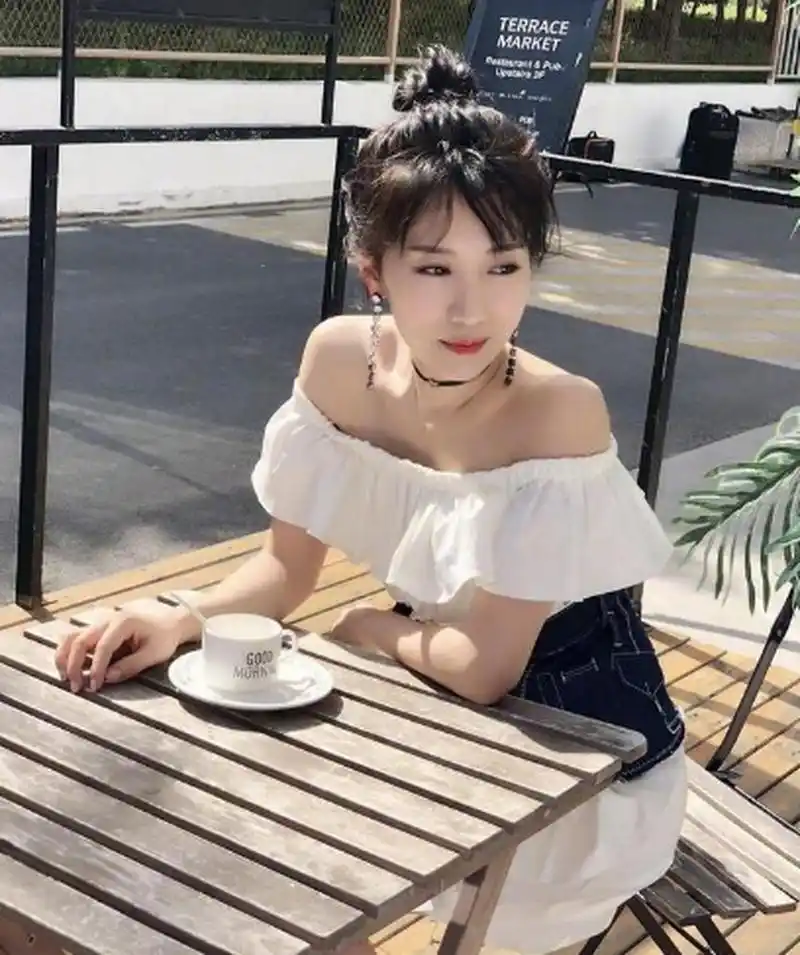 李念换风格像换了个人,穿一字肩连衣裙扎高丸子头,简直不要太漂亮了.