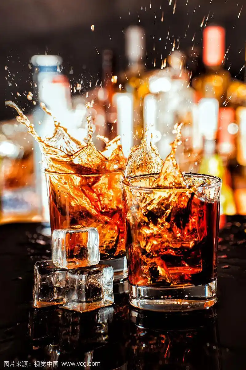 酒吧背景上的威士忌酒杯