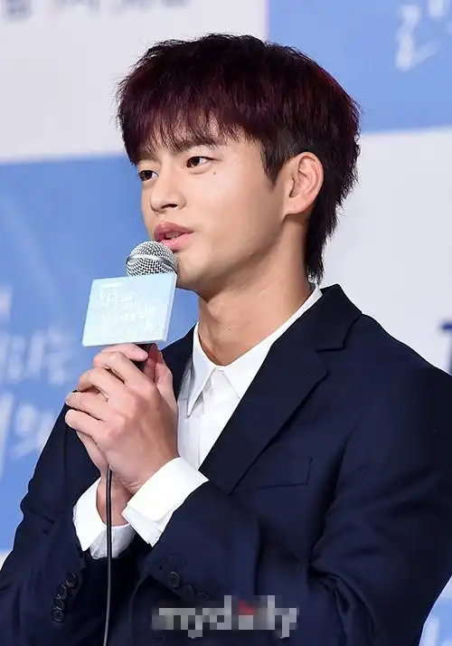 据韩国媒体报道,9月28日,徐仁国在出席新剧《从天而降的一亿颗星星》