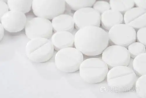 白色药片和片剂胶囊在白色背景下分离