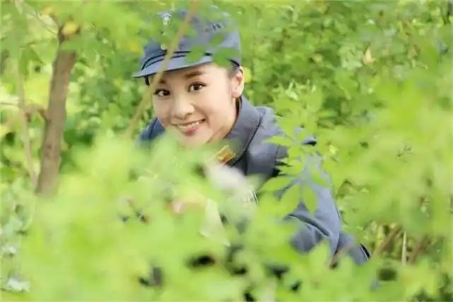 《热血枪手》开播,陈龙印小天主演,美女谍战,加抗日枪战_腾讯新闻