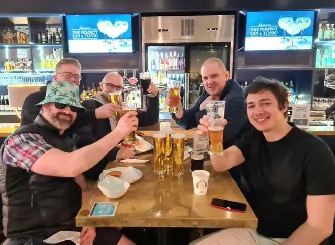 全英185地新冠突增挡不住英国人狂欢出国度假聚餐复工统统走起