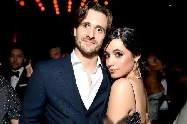 据多家媒体报道证实 卡妹camila cabello已经与交往了18个月的男友