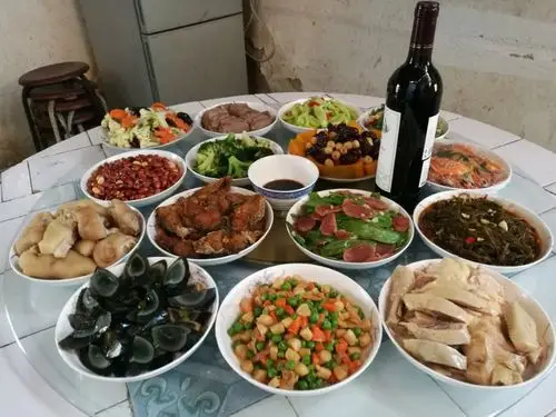 一桌桌丰盛的生日宴