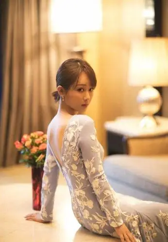 说杨紫胸小的,看她穿这种吊带连体裤,性感的不得了!