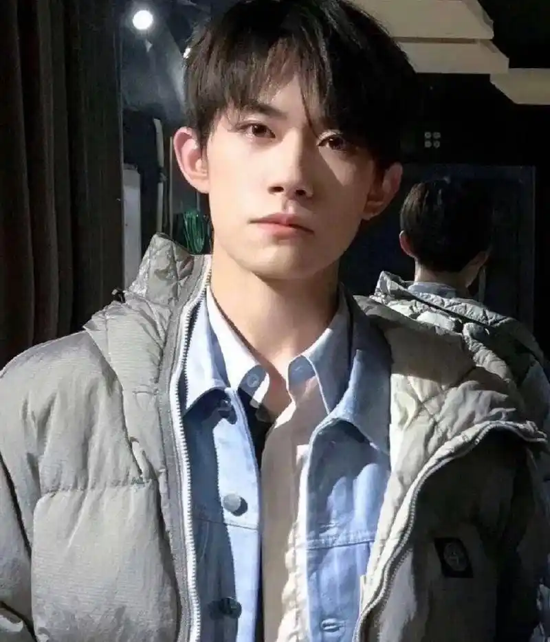 易烊千玺 #千纸鹤 手机相册里最多的男生照片就是眼前这个梨 - 抖音