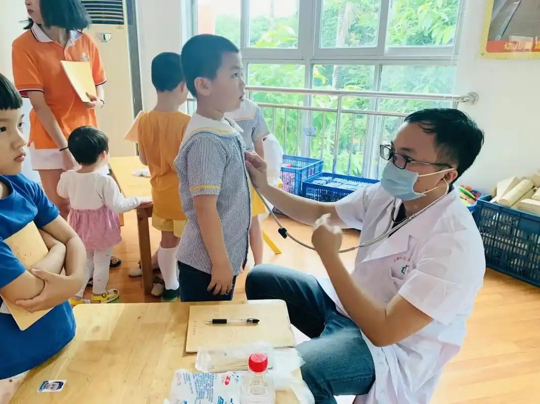 【医生来了,我不怕】厦门小金星国际幼儿园幼儿体检活动_检查