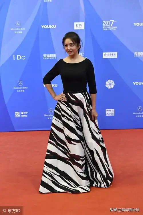51岁江珊走红毯,打扮精致漂亮 网友:魅力不减!