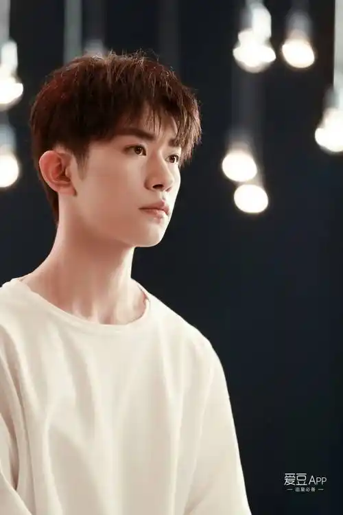 [新闻]181002 奉上中国有我拍摄花絮图,易少年白衣浩然正气--爱豆app