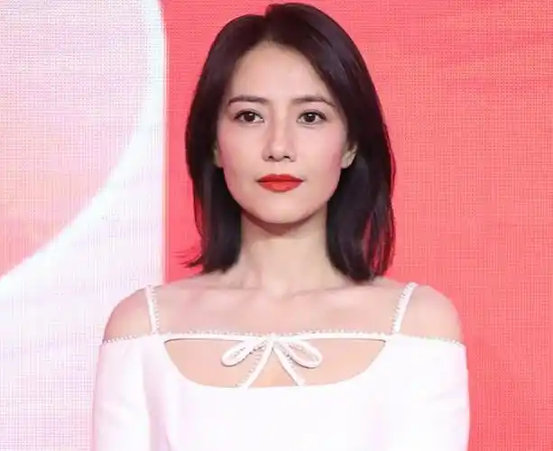 41岁的高圆圆出席线下活动,白裙清新优雅,生图比精修还要好看