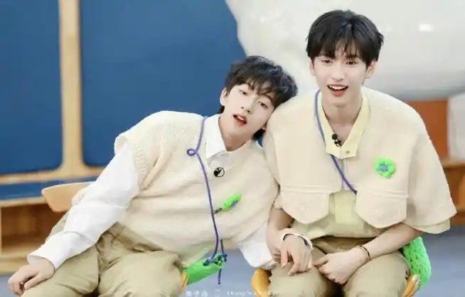 严浩翔希望贺峻霖如夏日般热烈美好##严浩翔晒镜中的贺峻霖