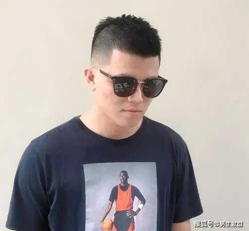 男生夏天最清爽干净的发型,莫过于这样的圆寸发型了.