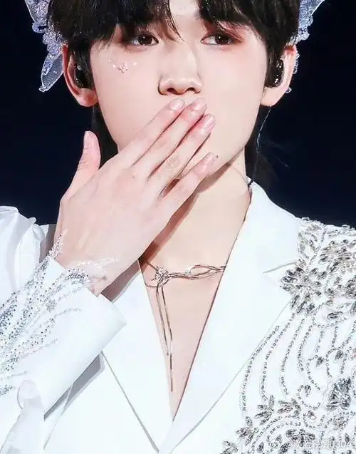 手控… @时代少年团-宋亚轩  #比耶告白宋亚轩# [汪洋海蓝比心]#先照