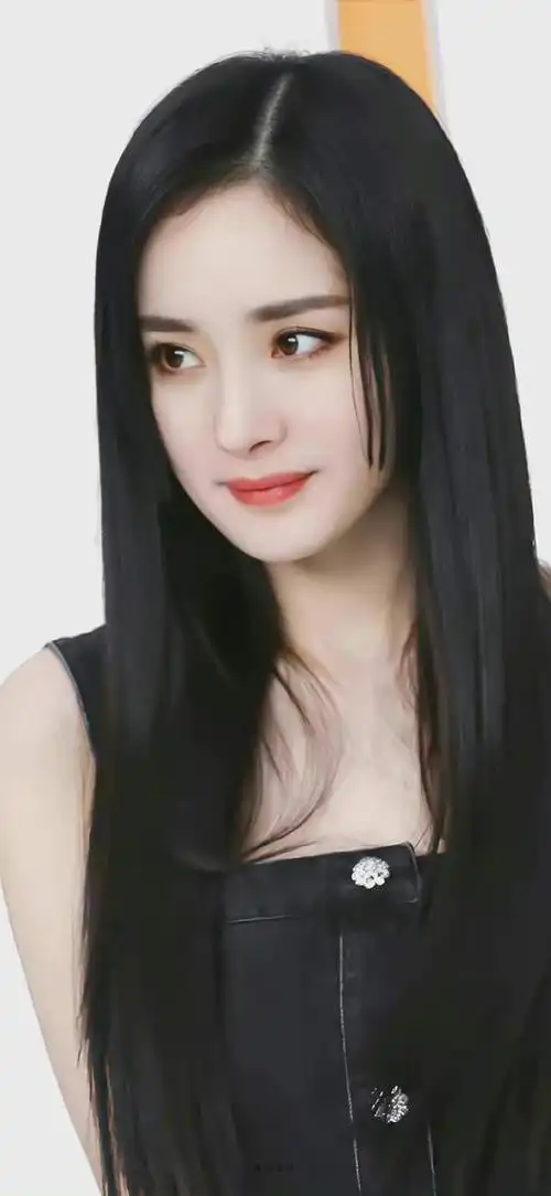 杨幂工作室曝光了一组杨幂黑长直造型花絮照,不知道这是拍摄什么的呢?