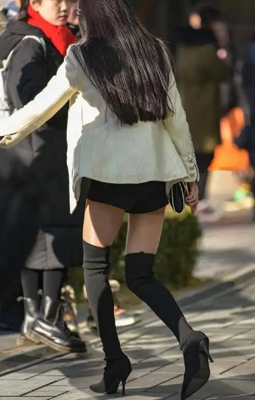 嫌靴子没有个性,姐姐选择了穿袜靴,看样子就很"捂脚"