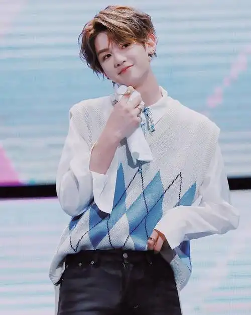 黄明昊新发型上线橘色脏辫搭配机车服帅出新高度